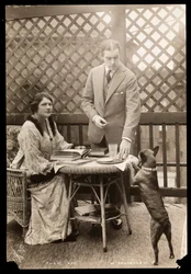 Julie Opp y William Faversham con su Boston Terrier, 1914